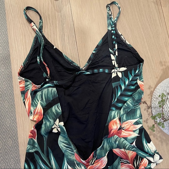 Ripcurl tropical one piece swimsuit - Picture 6 of 6